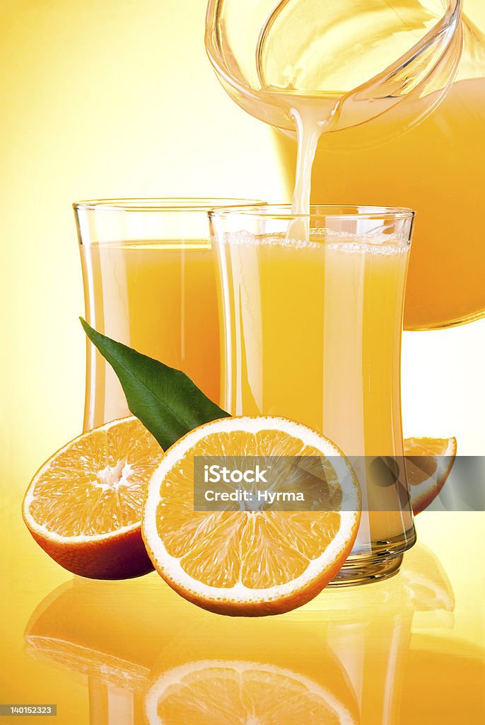 Wylej sok z Dzban i pomarańcze z liści - Zbiór zdjęć royalty-free (Barwne tło)