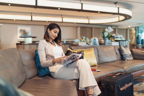 viagem de negócios - empresária indiana viajando na primeira classe esperando na sala de embarque - airport airplane travel airport lounge - fotografias e filmes do acervo