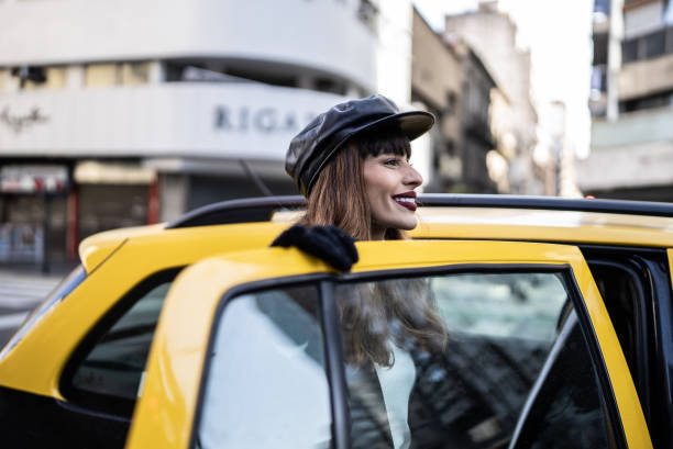 mujer joven entrando en un taxi - taxi buenos aires people city fotografías e imágenes de stock