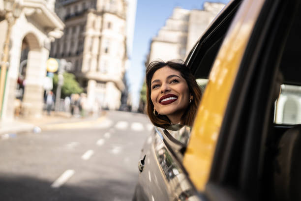 молодая женщина смотрит на вид в такси - taxi buenos aires people city стоковые фото и изображения