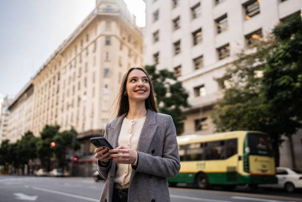 路上で瞑想的な若い女性 - satisfaction clothing argentina smiling ストックフォトと画像
