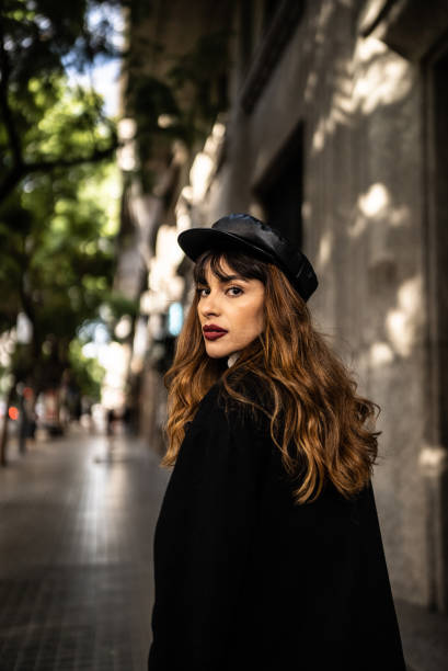 retrato de uma jovem andando na rua - franja estilo de cabelo - fotografias e filmes do acervo