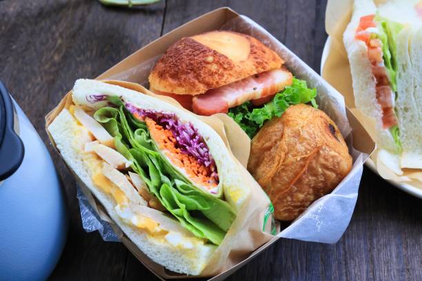 sandwich coloré et délicieux du brunch - le monde des cafés photos et images de collection