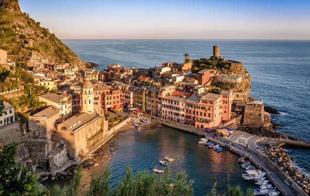 vernazza al tramonto, cinque terre città di mare - la spezia foto e immagini stock