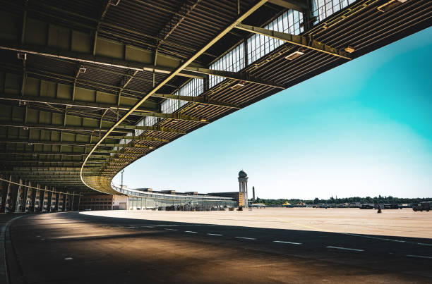 główny budynek dawnego lotniska berlin-tempelhof - tempelhof zdjęcia i obrazy z banku zdjęć