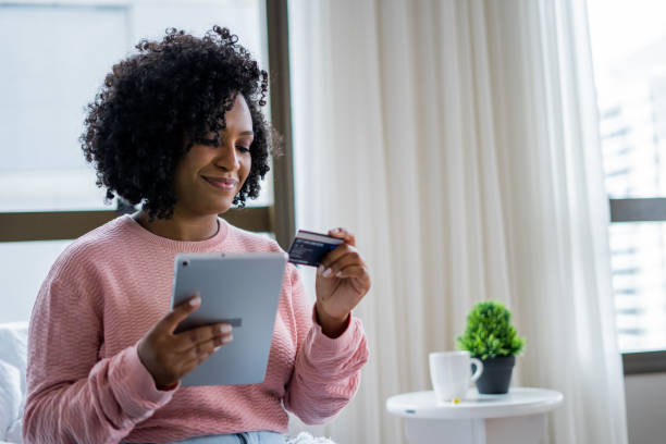 чернокожая женщина делает покупки в интернете - mobile phone telephone charging no стоковые фото и изображения
