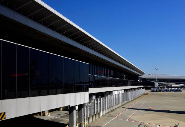bâtiment du terminal 1, aéroport international de tokyo narita, préfecture de chiba, japon - airport window outdoors airfield photos et images de collection