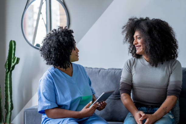 enfermeira negra consultando mulher trans em casa - trans - fotografias e filmes do acervo