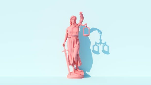 rosa lady justice statue personifikation des justizsystems traditioneller schutz und balance moralische kraft für das gute und lawfare pastellblauer hintergrund - gerechtigkeit stock-fotos und bilder