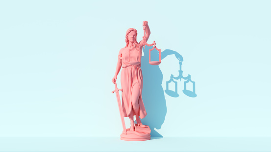 Estatua de la Dama de la Justicia Rosa Personificación del Sistema Judicial Protección Tradicional y Equilibrio Fuerza Moral para el Bien y Lawfare Fondo Azul Pastel photo