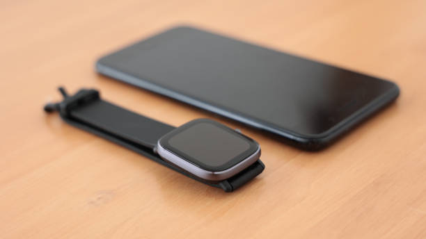 istock Smartwatch and smartphone 1401549185