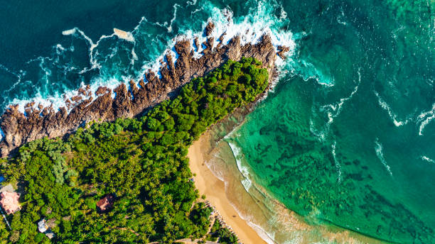タンガレビーチの航空写真、南部州、スリランカ - 壮大な景観 ストックフォトと画像