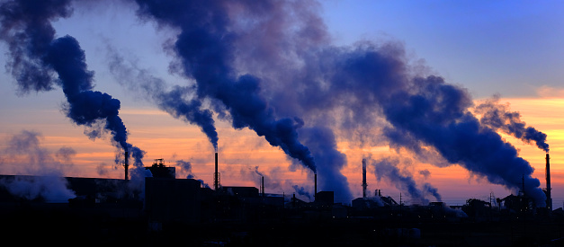 Contaminación Fábrica Humo en el aire con cielo malo para el medio ambiente photo