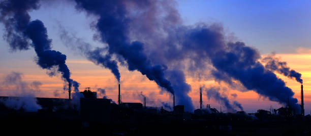 contaminación fábrica humo en el aire con cielo malo para el medio ambiente - cambio climatico fotografías e imágenes de stock