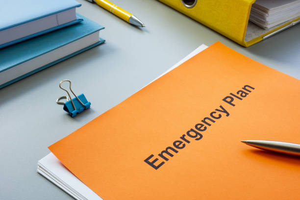 plan de emergencia cerca de una carpeta amarilla y un bolígrafo. - infortunio fotografías e imágenes de stock