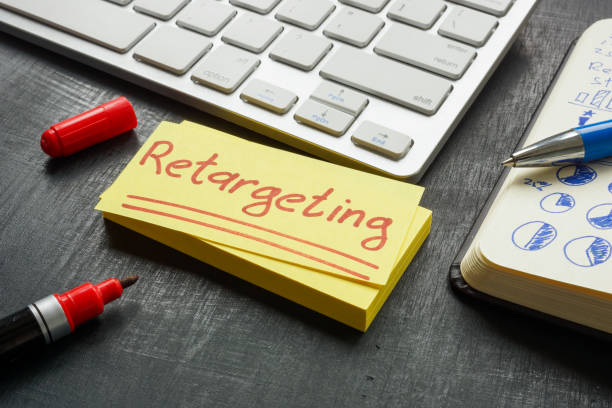 istock Retargeting memo written on the yellow sticker. 1401554774