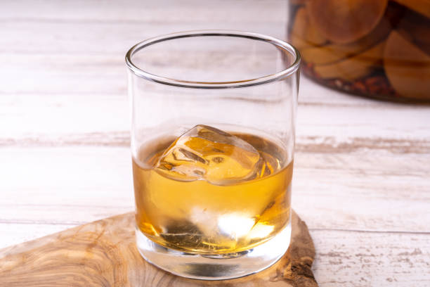 istock Karin liquor on the rock 1401555702