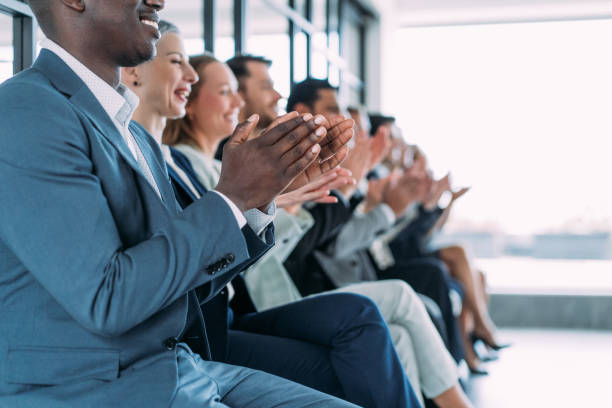 hommes d’affaires applaudissant pendant un séminaire dans la salle de conférence. - workshop applauding seminar business photos et images de collection