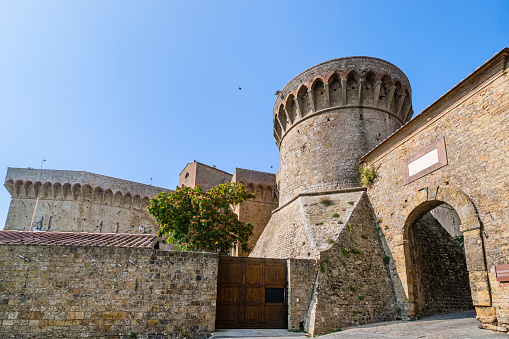 The Porta a Selci and the nearby Medici Fortress, located in the highest point of Volterra, are among the historical evidences of the town