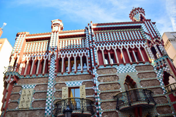 barcellona, spagna: casa vicens progettata e costruita da antonio gaudi - antonio gaudi foto e immagini stock