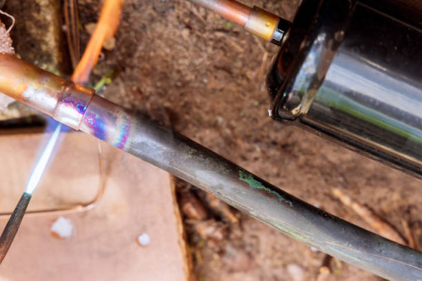 istock Connecting copper pipe to outside air conditioner unit 1401570064