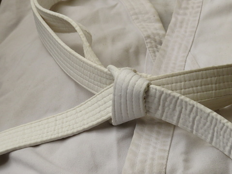 Uniform that represents the beginner or beginner level of a practitioner.