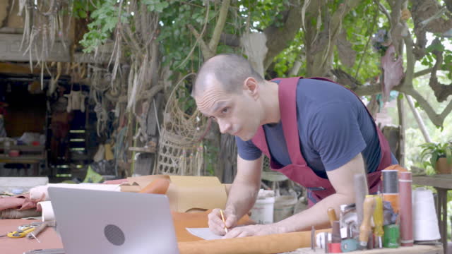A man teaches how to make leather goods through multimedia channels.