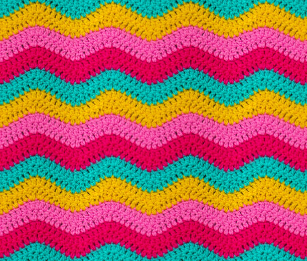 бесшовный вязаный узор в виде зигзагов вязается крючком яркими разноцветными нитями. акриловая детская пряжа. - crochet стоковые фото и изображения