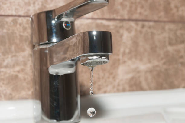 金属製の蛇口と落下する水滴をクローズアップ - falling water water bathroom drop ストックフォトと画像