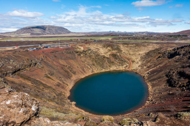cratera kerid na rota do círculo dourado na islândia - kerith - fotografias e filmes do acervo