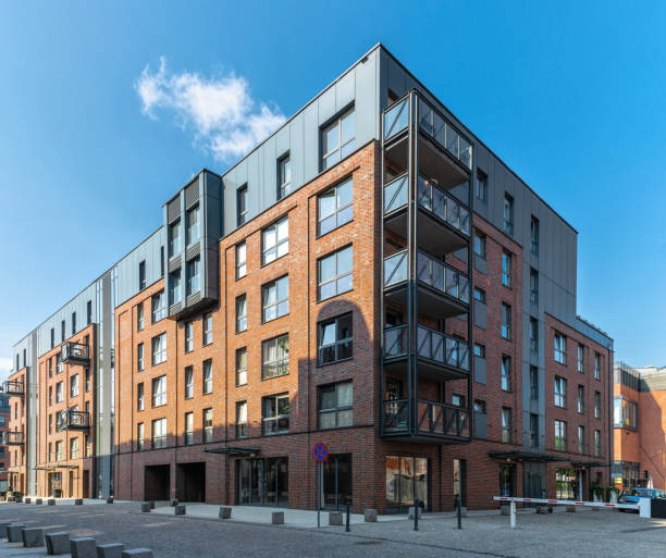 residential buildings in a new city district - apartamento imagens e fotografias de stock