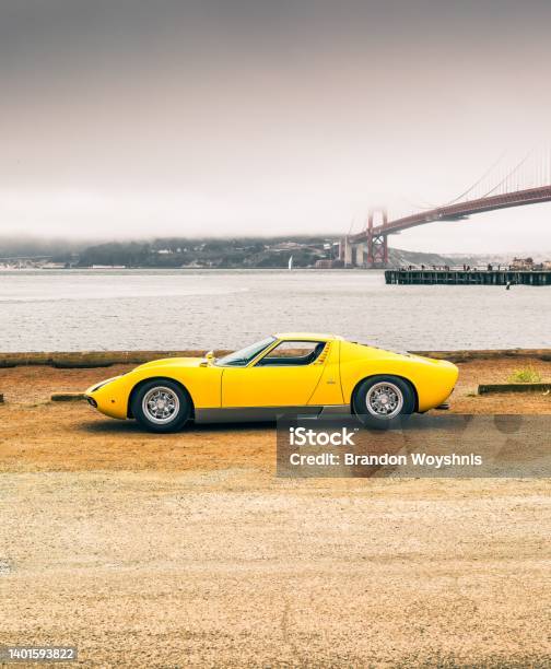 Giallo Lamborghini Miura - Fotografie stock e altre immagini di Lamborghini - Lamborghini, Stile retrò, 1970-1979