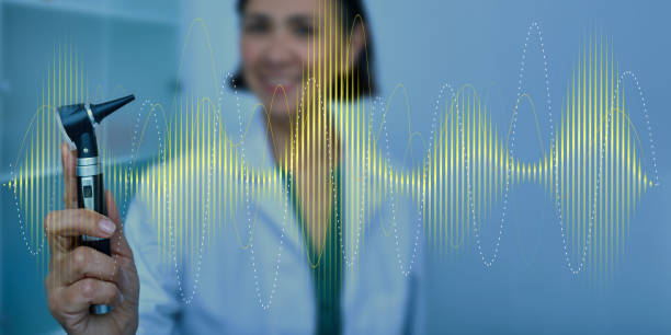音波の背景に耳鏡を持つ聴覚学者。聴覚治療のコンセプト - general practitioner audio ストックフォトと画像