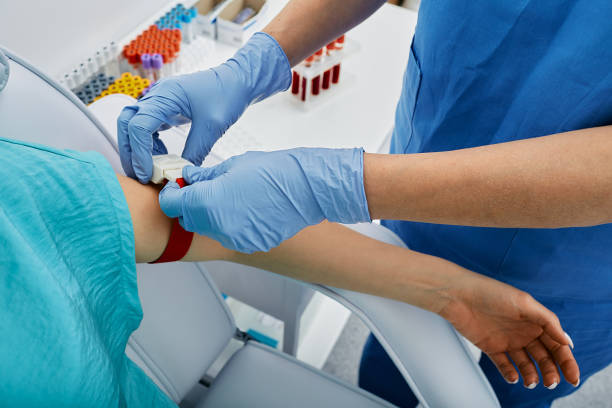 krankenschwester, die blut für die patientenanalyse im medizinischen labor entnimmt - blutuntersuchung stock-fotos und bilder