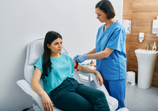 perawat mengambil darah untuk pengujian alergen dengan mengumpulkan darah dalam tabung reaksi di laboratorium - riset subjek potret stok, foto, & gambar bebas royalti