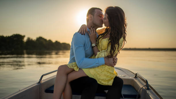 istock Love - romance - kiss 1401600738
