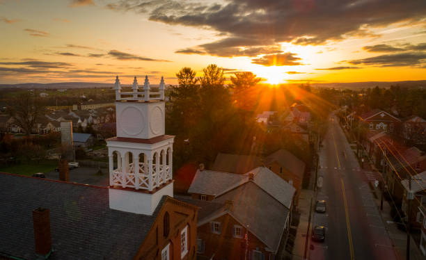 地平線に差し込む小さな町の日の出の航空写真 - sunrise city of sunrise street road ストックフォトと画像