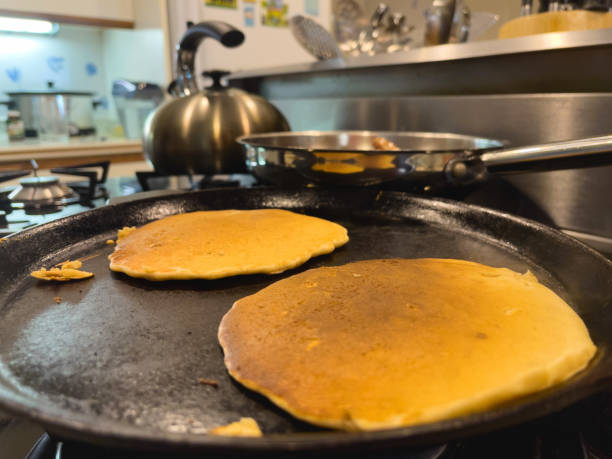 panquecas no griddle cozinhando café da manhã panquecas salsicha e ovos série de fotos - maple tree wood home interior macro - fotografias e filmes do acervo