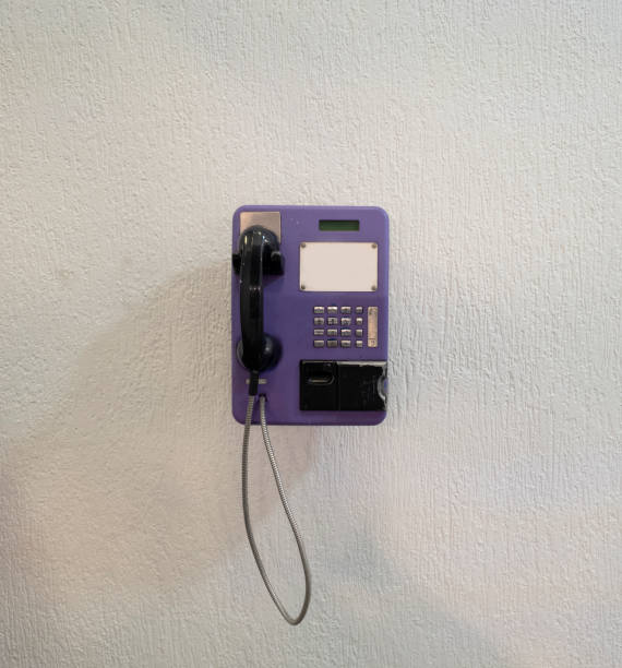 公衆電話での白い壁 - pay phone ストックフォトと画像
