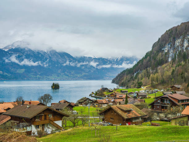 villaggio di iseltwald sul lago di brienz nel canton berna, svizzera - brienz house switzerland european alps foto e immagini stock