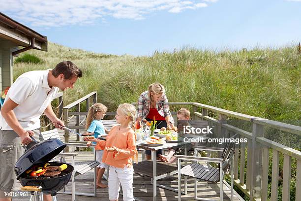 Famiglia In Vacanza Avendo Barbecue - Fotografie stock e altre immagini di Famiglia - Famiglia, Barbecue - Cibo, Griglia per barbecue