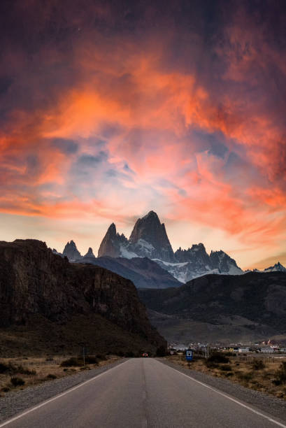 patagonien berge im hintergrund zur goldenen stunde - cerro torre stock-fotos und bilder