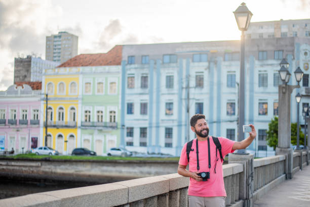 turista che scatta selfie nella città di recife - real estate immagine foto e immagini stock