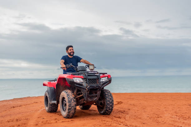 uomo che contempla la vista sul suo atv - off road vehicle quadbike 4x4 adventure foto e immagini stock