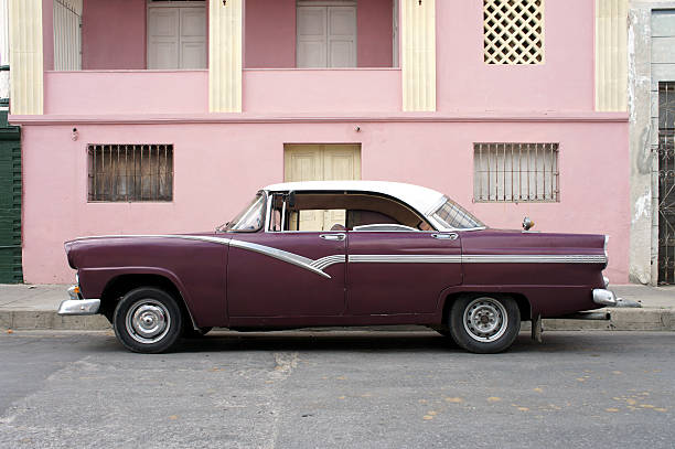 istock Vintage Car in Cuba 140163943