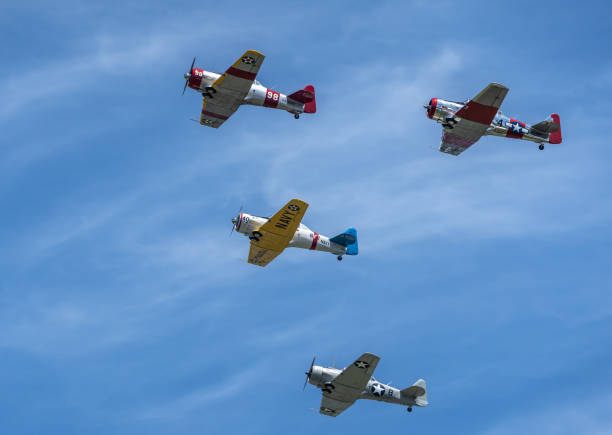 aviones de la segunda guerra mundial volando en formación - vuelo ceremonial fotografías e imágenes de stock