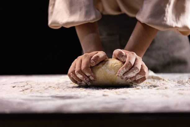 impastare l'impasto, il tradizionale processo cinese di produzione di pasta di frumento - foto di repertorio - bread kneading making human hand foto e immagini stock