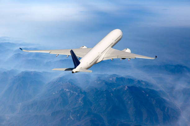 istock Back view of flying passenger aircraft 1401646123