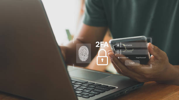 Businessman using a laptop login protection with 2FA, Two-Factor Authentication, Cybersecurity privacy protect data. internet network security technology. Personal online privacy. Cyber hacker threat. hombre de negocios que usa una protección de inicio de sesión portátil con 2fa, autenticación de dos factores, privacidad de ciberseguridad proteger los datos. tecnología de seguridad de red de internet. privacidad personal en línea. amenaza de hacke