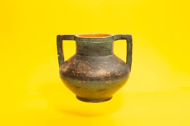 黄色に浮かぶ二重処理の陶器の花瓶 - terra cotta pot ストックフォトと画像